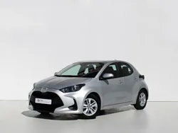 Cinza (pintura metalizada) Usado 2023 Toyota Yaris Comfort Sedan | € 18.250 (Preço justo)