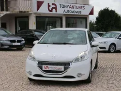 Branco Usado 2013 Peugeot 208 Allure Citadino | € 9.900 (Preço justo)