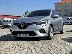 Cinzento Usado 2021 Renault Clio V Intens Citadino | € 15.750 (Bom preço)
