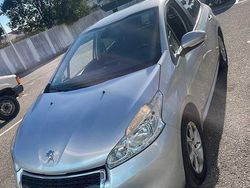 Usado 2014 Peugeot 208 Allure Citadino | € 8.500 (Preço justo)