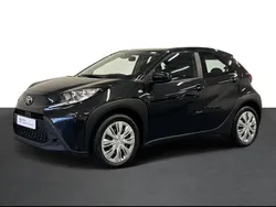 Preto (pintura metalizada) Usado 2023 Toyota Aygo Play Citadino | € 16.750 (Preço justo)