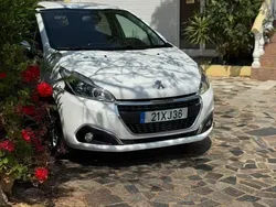 Branco Usado 2013 Peugeot 208 Citadino | € 14.990