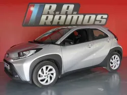Cinzento Usado 2023 Toyota Aygo Play Citadino | € 16.950 (Preço elevado)