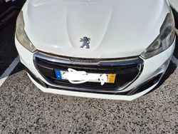 Branco Usado 2015 Peugeot 208 Citadino | € 7.500 (Bom preço)