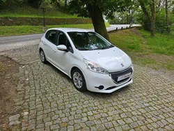 Branco Usado 2013 Peugeot 208 Active Citadino | € 8.900 (Preço justo)