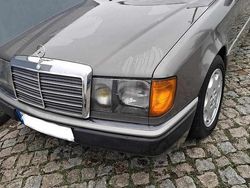 Cinzento Usado 1990 Mercedes E250 Sedan | € 2.950