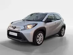 Cinza Usado 2023 Toyota Aygo Play Citadino | € 17.750 (Preço elevado)