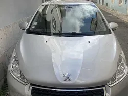 Cinzento Usado 2013 Peugeot 208 Citadino | € 7.000 (Preço justo)