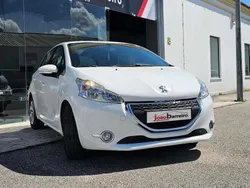 Branco Usado 2014 Peugeot 208 Citadino | € 9.900 (Preço elevado)