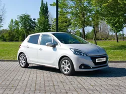 Branco Usado 2017 Peugeot 208 Citadino | € 11.900 (Preço justo)