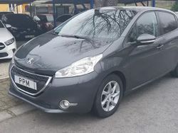 Cinzento Usado 2012 Peugeot 208 Citadino | € 10.500