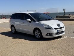 Branco Usado 2011 Peugeot 5008 Monovolume | € 7.900 (Caro)