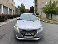 Cinzento prata metalizado Usado 2014 Peugeot 208 Allure Citadino | € 8.450 (Bom preço)