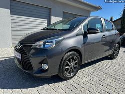 Cinza Usado 2015 Toyota Yaris Active Citadino | € 12.950 (Preço justo)