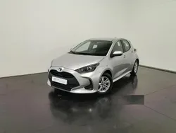 Cinza (pintura metalizada) Usado 2024 Toyota Yaris Comfort | € 24.750 (Bom preço)