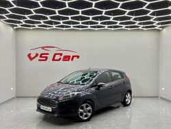 Cinzento (metalizado) Usado 2015 Ford Fiesta Titanium Citadino | € 11.500 (Preço justo)