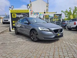 Cinzento Usado 2019 Volvo V40 Momentum Carrinha | € 18.997 (Preço justo)