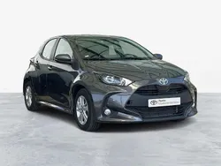 Cinza (pintura metalizada) Usado 2024 Toyota Yaris Comfort | € 24.750 (Bom preço)