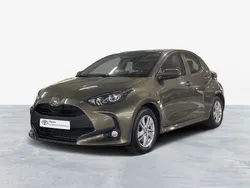Bronze (pintura metalizada) Usado 2024 Toyota Yaris Comfort | € 25.250 (Preço justo)
