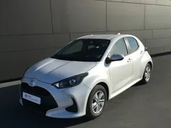Branco (sólida) Usado 2023 Toyota Yaris Comfort Sedan | € 18.250 (Preço justo)