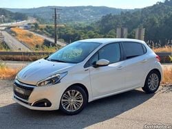 Branco Usado 2018 Peugeot 208 Signature Sky Citadino | € 11.750 (Preço justo)