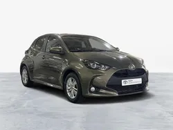 Bronze (pintura metalizada) Usado 2024 Toyota Yaris Comfort Sedan | € 24.950 (Bom preço)