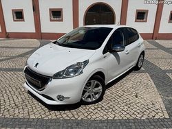 Branco Usado 2015 Peugeot 208 Style Citadino | € 11.900 (Preço elevado)