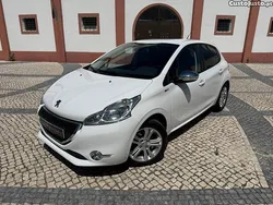 Branco Usado 2015 Peugeot 208 Style Citadino | € 11.500 (Preço elevado)