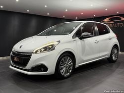 Branco Usado 2017 Peugeot 208 Style Citadino | € 11.900 (Preço elevado)