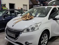 Branco Usado 2013 Peugeot 208 Active Citadino | € 7.900 (Preço justo)