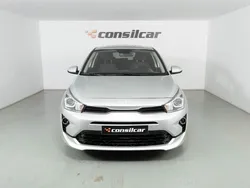 Cinza Usado 2022 Kia Rio Citadino | € 14.890 (Preço justo)