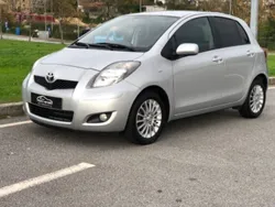 Cinzento Usado 2009 Toyota Yaris | € 9.600
