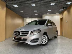Cinzento Usado 2017 Mercedes B180 Monovolume | € 17.890 (Preço justo)