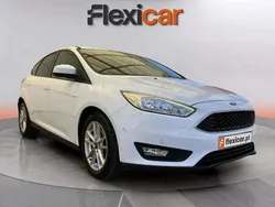 Branco Usado 2018 Ford Focus ST-Line Sedan | € 14.490 (Preço justo)