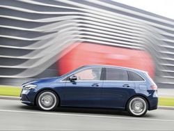 Preto Usado 2020 Mercedes B180 Style Monovolume | € 28.900 (Caro)