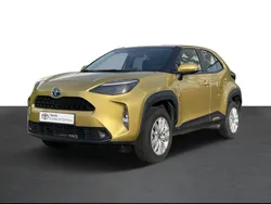 Dourado (pintura metalizada) Usado 2024 Toyota Yaris Comfort Sedan | € 26.750 (Preço elevado)