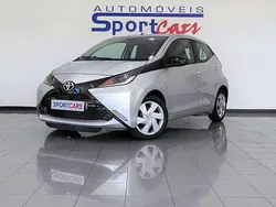 Cinza Usado 2016 Toyota Aygo X-play Citadino | € 10.750 (Preço justo)
