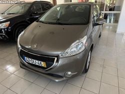 Cinza Usado 2014 Peugeot 208 Active Citadino | € 9.750 (Preço justo)