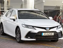 Branco Usado 2021 Toyota Camry Luxury Sedan | € 29.750