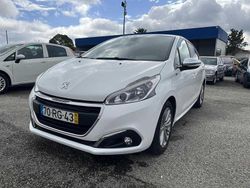 Branco Usado 2016 Peugeot 208 Active Citadino | € 9.500 (Preço justo)
