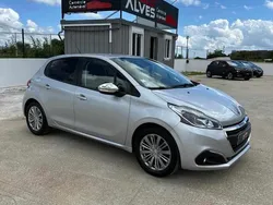 Cinzento Usado 2018 Peugeot 208 Citadino | € 10.900 (Preço justo)