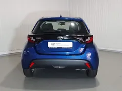 Azul (pintura metalizada) Usado 2022 Toyota Yaris Comfort Sedan | € 17.750 (Preço justo)