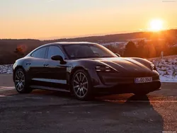 Preto Usado 2021 Porsche Taycan 4S Sedan | € 63.000