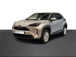Cinza (pintura metalizada) Usado 2024 Toyota Yaris Comfort | € 26.750 (Preço justo)