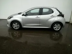 Cinza (pintura metalizada) Usado 2023 Toyota Yaris Comfort Sedan | € 18.250 (Preço justo)