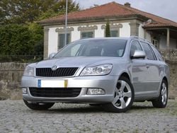 Cinzento Usado 2011 Skoda Octavia SportLine Carrinha | € 6.500 (Bom preço)