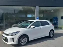 Branco Usado 2017 Kia Rio Citadino | € 11.250