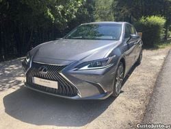 Cinza Usado 2021 Lexus ES300H Sedan | € 45.000