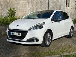 Branco Usado 2016 Peugeot 208 Style Citadino | € 8.900 (Bom preço)