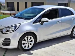 Cinzento Usado 2015 Kia Rio Sedan | € 7.600 (Caro)